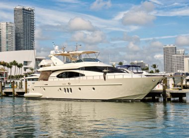 Biscayne Bay, yat boyunca şehir Miami koyunda demirledi
