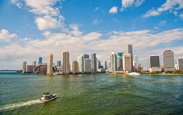 Miami skyskrapor med blå mulen himmel, båt segla, Flygfoto — Stockfoto