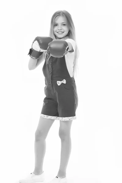 Chica feliz en guantes de boxeo aislados en blanco. Sonrisa infantil y boxeo. Desarrollo y salud infantil. Boxeador de niños listo para pelear. Puedo defenderme. Golpeando. Entrenamiento y entrenamiento deportivo —  Fotos de Stock