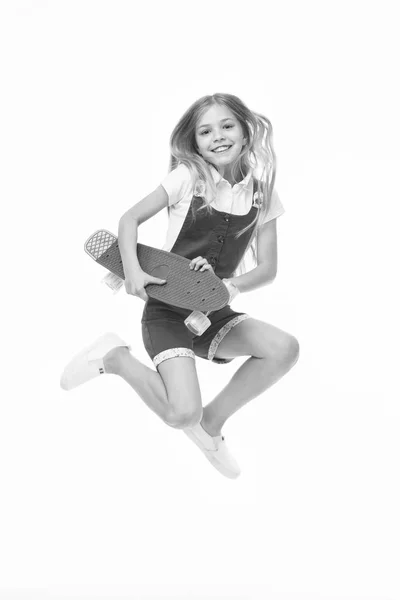 Feliz salto de niño con tablero de penique aislado en blanco. Sonríe con monopatín. Diversión en movimiento. Sentido de libertad. Desarrollo de la infancia. Chica patinadora despreocupada. Pasatiempo activo y actividad deportiva —  Fotos de Stock