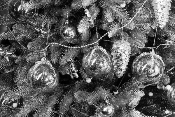 Árvore de Natal com agulhas de abeto no fundo dourado — Fotografia de Stock
