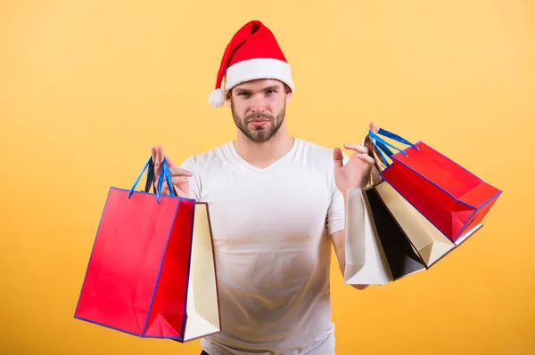 Lieferung Weihnachtsgeschenke. am Morgen vor Weihnachten. glücklicher Weihnachtsmann auf gelbem Hintergrund. Weihnachtseinkauf im Internet. Frohes neues Jahr. Mann mit Weihnachtsmütze hält Weihnachtsgeschenk in der Hand. Sind Sie bereit? — Stockfoto