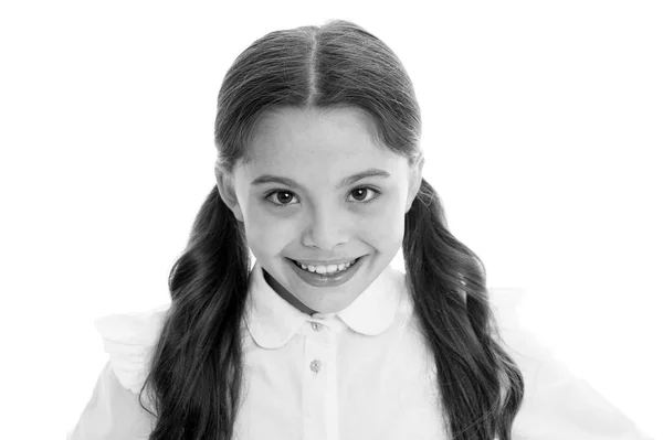 Υπηρεσίες κομμωτηρίου για μικρό κορίτσι. Κοριτσάκι χαμογελαστό με μακριά μαλλιά απομονωμένο στο λευκό. Ευτυχισμένο παιδί με αξιολάτρευτο χαμόγελο. Τέλειο χτένισμα. Σαλόνι ομορφιάς. Φροντίδα του δέρματος και περιποίηση μαλλιών — Φωτογραφία Αρχείου