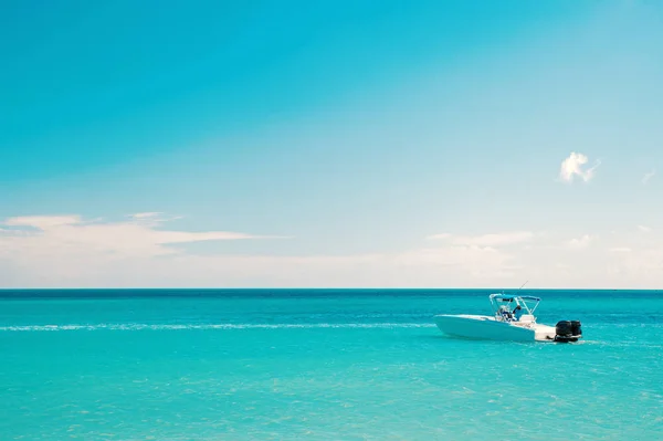 Barco en Exotic hermosa playa marina de Antigua St. Johns — Foto de Stock