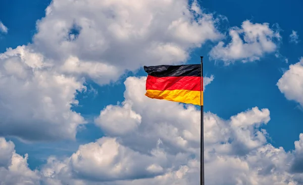 Deutsche Fahne auf dem Hintergrund des Himmels — Stockfoto