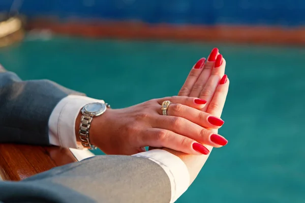 Elegantes manos femeninas con manicura roja — Foto de Stock