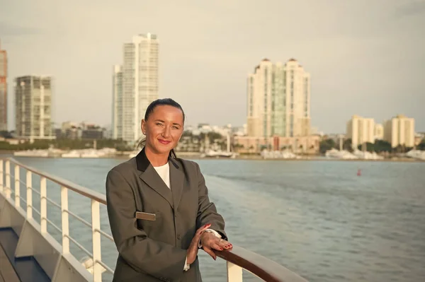 Mujer de negocios o feliz linda chica en el barco — Foto de Stock