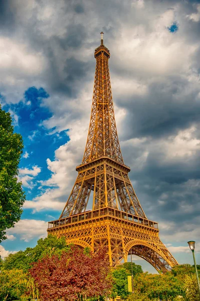 Эйфелева башня на закате в Париже, Франция. HDR. Романтические путешествия . — стоковое фото
