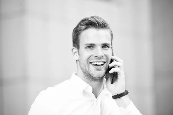 Blij u te horen. Minuten duren voordat de oproep tot het verzamelen van jezelf besteden. Succesvolle telefoon gesprekken tips. Succes in mobiele onderhandelingen. Iedereen wil jullie maken. Aangenaam gesprek — Stockfoto