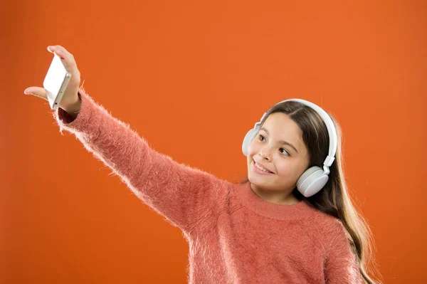 Kız çocuğu dinle müzik modern kulaklık ve selfie alarak smartphone. Müzik abone ücreti almak. Müzik konsepti tadını çıkarın. Dinle hak en iyi müzik apps. Ücretsiz dinle. Gençler için mobil uygulama — Stok fotoğraf