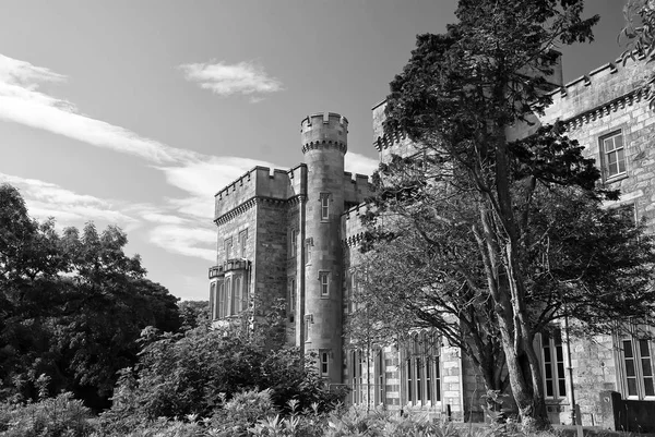 Arquitetura e design estilo vitoriano. Lews Castle no jardim de Stornoway, Reino Unido. Castelo com árvores verdes no céu azul. Marco e atração. Férias de verão e desejo de viajar — Fotografia de Stock