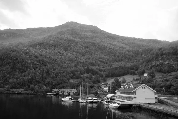 Dağ manzarası Flam, Norveç'te üzerinde deniz liman. Yat ve Yelkenli deniz bağlantı noktasında. Macera ve keşif. Yolculuk tutkusu ve yolculuk. Yaz tatil ve seyahat — Stok fotoğraf