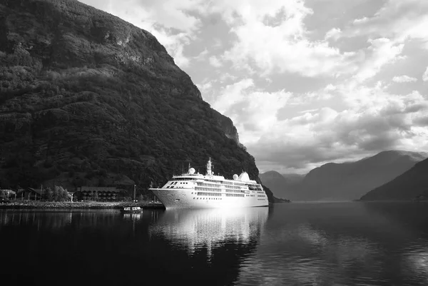 Cruise ship in sea port on mountain landscape in Flam, Norway. Ocean liner in sea harbor with green mountains. Cruise destination and travel. Summer vacation and holiday. Wanderlust and discovery — Stock Photo, Image