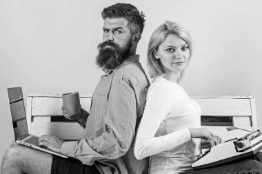 Kullanılan yeni teknolojiler elde edemezsiniz. Eski modern karşı moda eski karşı yeni. Adam iş modern şık dizüstü ve kadın iş retro daktilo kullanın. Yeni teknoloji deneyin. Saat değişikliği eski alışkanlıklar