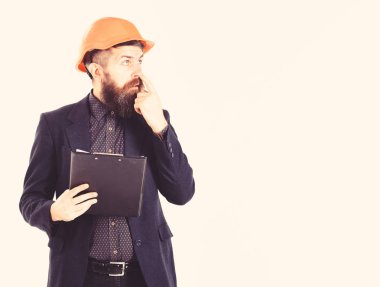 Müfettiş inşaat kask takıyor. Bina müfettişi düşünceli yüz