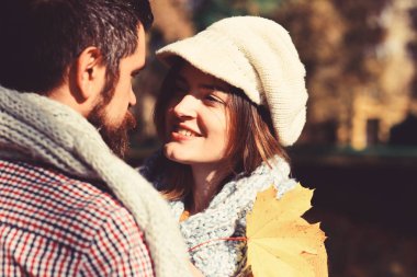 İlişki ve sonbahar zaman kavramı. Kız ve sakallı adam