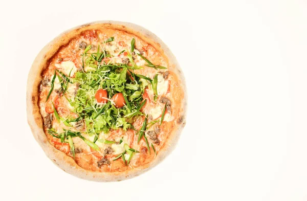 Kryddig pizza med sallad i mitten. Italiensk mat och leverans — Stockfoto