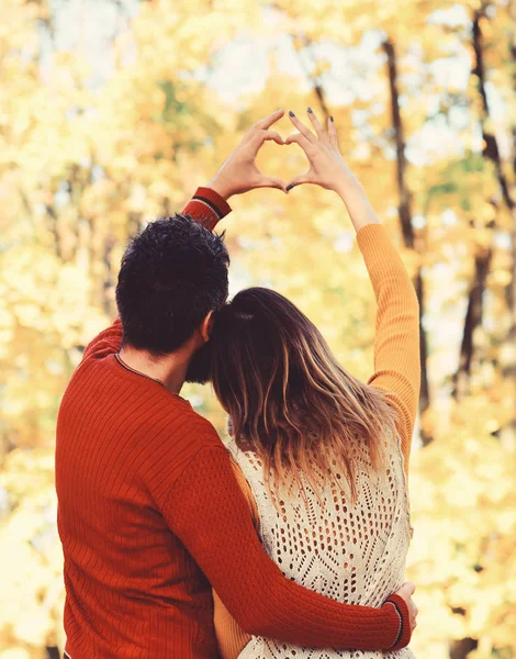 Par i kärlek visar hjärtat tecken med fingrarna — Stockfoto