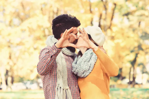 Citas y otoño concepto de amor. Pareja enamorada de bufandas —  Fotos de Stock