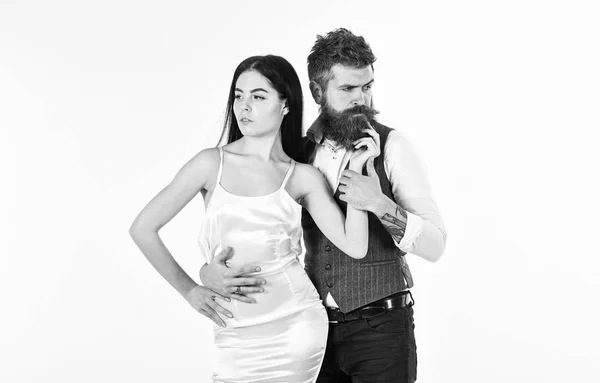 Conceito de casamento. Hipster barbudo com noiva vestida para cerimônia de casamento, espaço de cópia. Mulher de vestido de noiva e homem de colete. Casal apaixonado, noiva e noivo em roupas elegantes, fundo branco — Fotografia de Stock