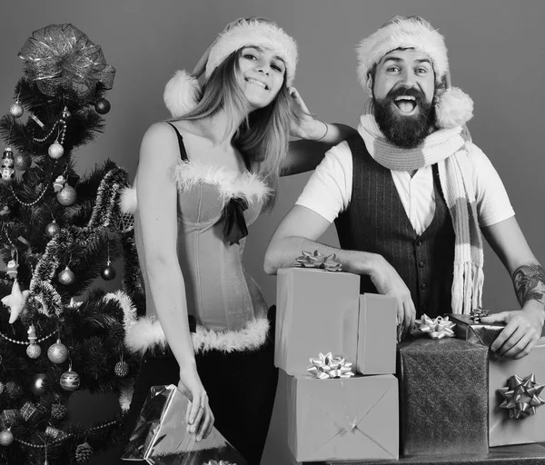 Uomo con barba e donna dai volti allegri — Foto Stock