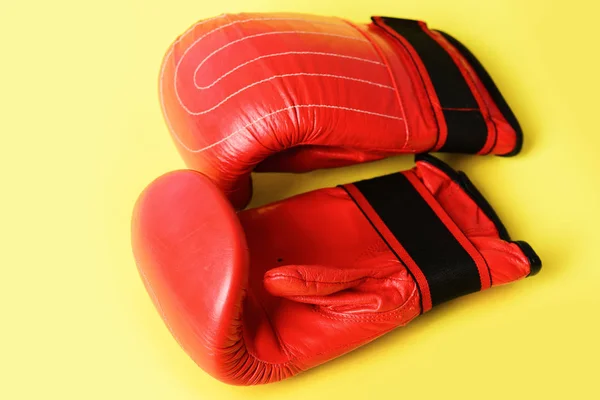 Concept d'équipement sportif solide avec gants de boxe rouges juteux — Photo