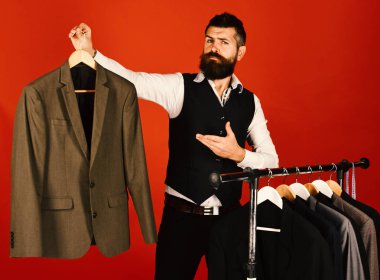 Tüketim ve zarafet kavramı. Sakallı adam