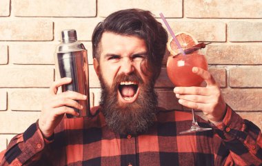 Barmen sakal, şık saç ile bağırarak yüz