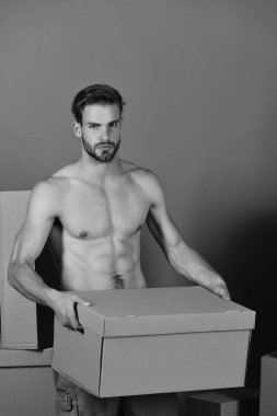 Teslimat ve hareket konsepti: çıplak gövdeli adam.