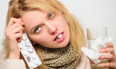 Soğuk algınlığından kurtulmak için ilaç alıyor. Soğuk tedavi için yönergeler. Kız tablet ağız içecek su. Baş ağrısı ve soğuk ilaçlar. Kadın tousled saç eşarp tablet blister tutun. Grip ve soğuk kavramı