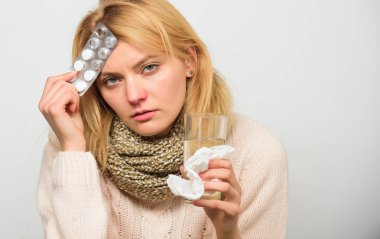 Ateş azaltmak için ilaç alıyor. Kadın tousled saç eşarp tablet blister tutun. Ateş tedavisi için ilgili yönergeler. En iyi Redüktör ateş. Kız acı baş ağrısı ve almak tıp. Baş ağrısı ve ateş Telafiler