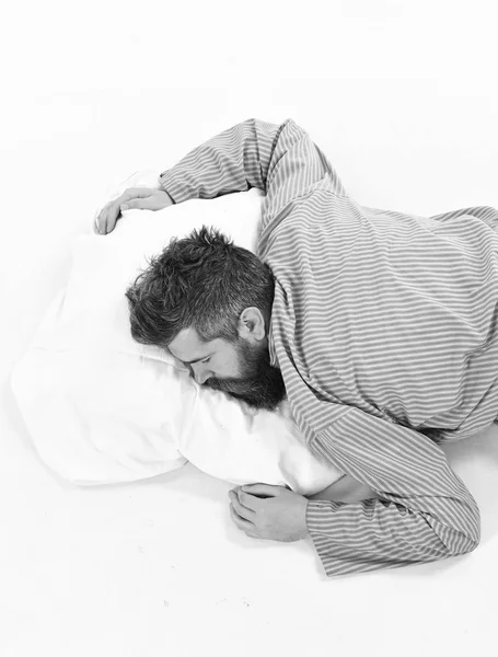 Uomo che dorme, rilassarsi, pisolino, sogno, sfondo bianco . — Foto Stock