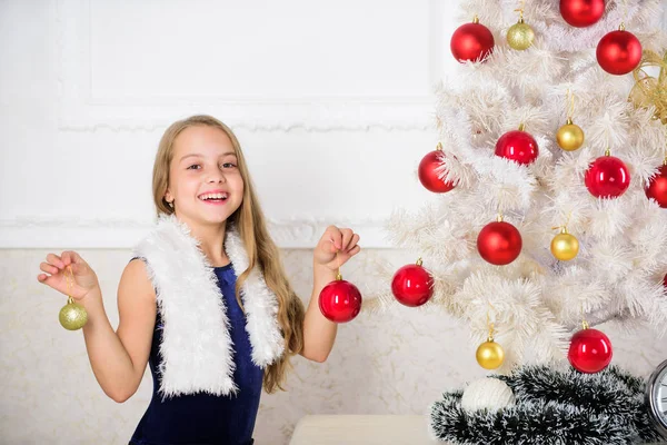 Koncepcja rodzinne wakacje. Sukienka z aksamitu dziewczyna czuć świąteczny w pobliżu choinki. Bardzo wyjątkowy czas w roku. Rozprzestrzeniania dopingować Boże Narodzenie. Noworodek szczęśliwy, ponieważ sezon wakacyjny przybywa. Zimowe wakacje koncepcja — Zdjęcie stockowe
