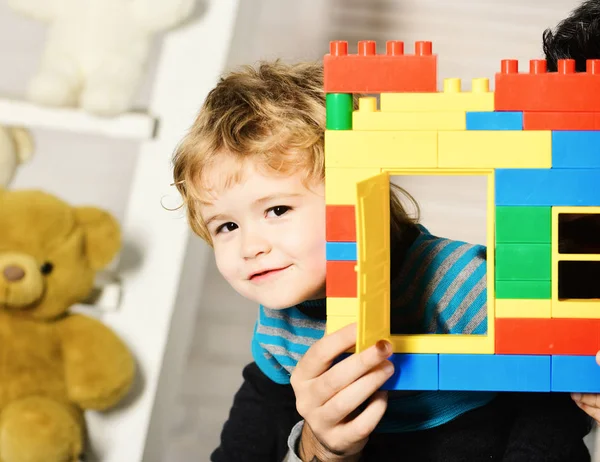 Junge spielt mit Spielzeug im Kinderzimmer. — Stockfoto