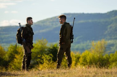Hakem işgal kavramı. Gamekeepers güneşli sonbahar günü. Avcılık ortağı ile büyük Emanet eğlenceli ve ödüllendirici sağlar. Gamekeepers dağlar arka plan yürümek. Hakem tüfek doğa ortam.