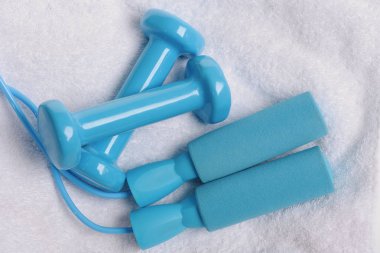 Dambıllar ve halat atlama yumuşak kumaş üzerinde cyan renginde
