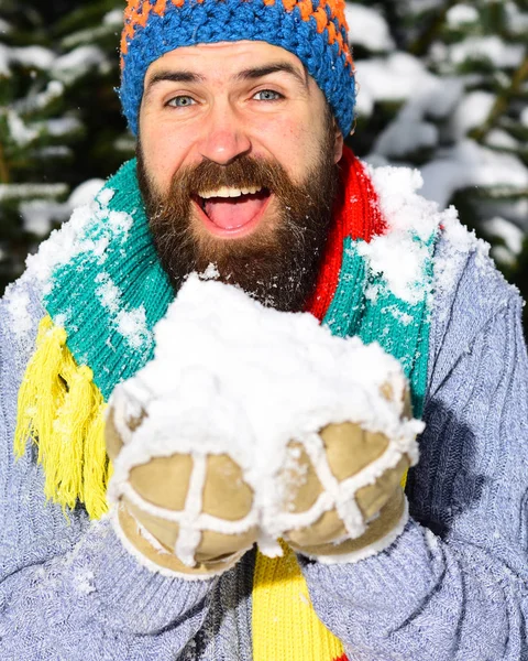 Macho avec barbe et moustache tient la neige dans ses mains. — Photo