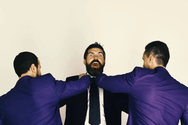 Homem com barba e rosto assustado é espancado por liderança. — Fotografia de Stock