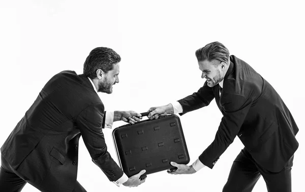 Empresários ou homens de ternos clássicos puxando pasta preta . — Fotografia de Stock