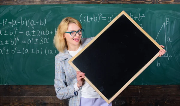 Öğretmen Okulu bilgiyi göster. Bu bilgileri hatırlamak. Öğretmen akıllı gülümseyen kadın blackboard boş reklam kopya alanı tutun. Okul zamanlama ve bilgi. Hometask bilgi — Stok fotoğraf