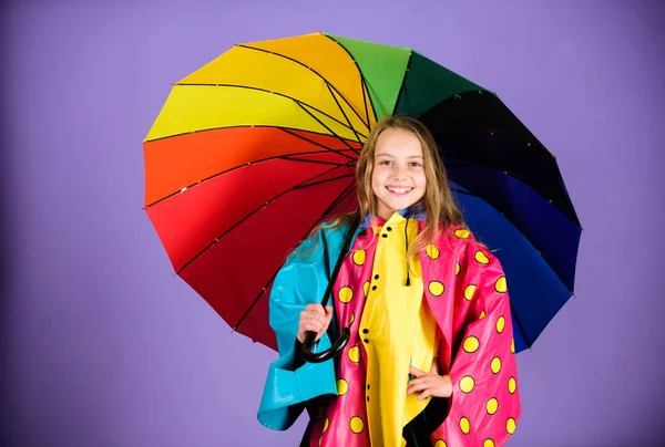 행복 한 아이 여자 다채로운 우산 착용 방수 외 투를 개최. 적절 한 의류와 비오는 날씨를 즐길 수 있습니다. 아이 들을 위한 방수 액세서리입니다. 명랑 하 고 쾌적 한 방수 액세서리 비오는 날 하 게 — 스톡 사진