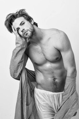 Beyaz arka planda mavi sabahlıklı sakallı adam..