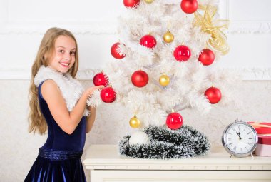 Çocuk mutlu tatil sezonu geldi çünkü. Kış tatil kavramı. Aile tatil kavramı. Kız kadife elbise Noel ağacının yanında festival hissediyorum. Yılın çok özel zamanı. Noel tezahürat yayılan