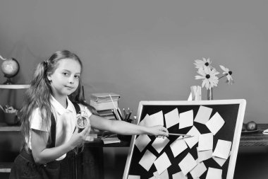 Çocuk ve okul malzemeleri yeşil duvar arka planında