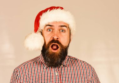 Adam ekose gömlek ve beyaz ponpon şapkalı Noel Babalar.