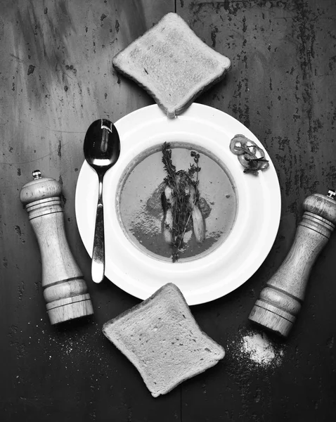 Concept de cuisine française. Soupe à la crème ou purée sur fond gris — Photo