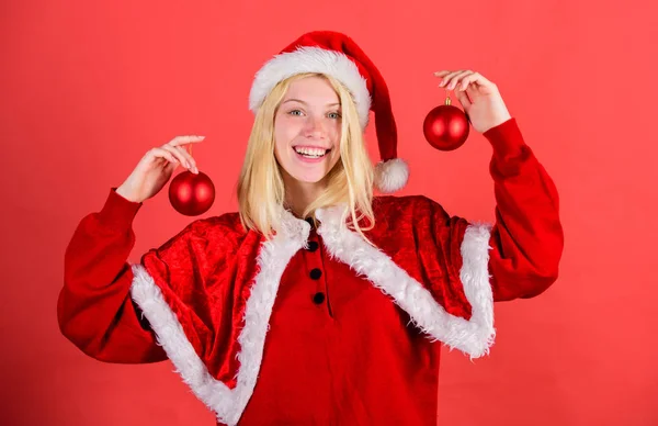 Navidad de año de época favorita. Disfruta de la celebración con vestuario y decoración. Chica feliz desgaste traje de santa celebrar la Navidad celebrar la decoración de la bola. Concepto de preparación navideña. Vamos a decorar el árbol de Navidad — Foto de Stock