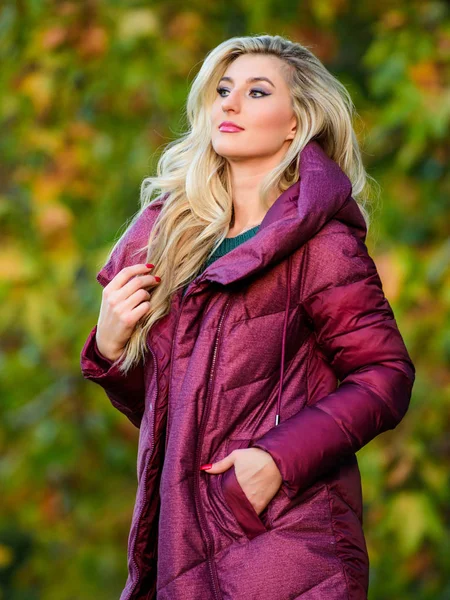 Professioneel stylist advies. Vrouw draagt extra volume jas. Meisje modieuze blonde lopen herfst park. Jassen die iedereen zou moeten hebben. Beste kogeljas om te kopen. Wat een jasje. Kogelvrij modeconcept — Stockfoto