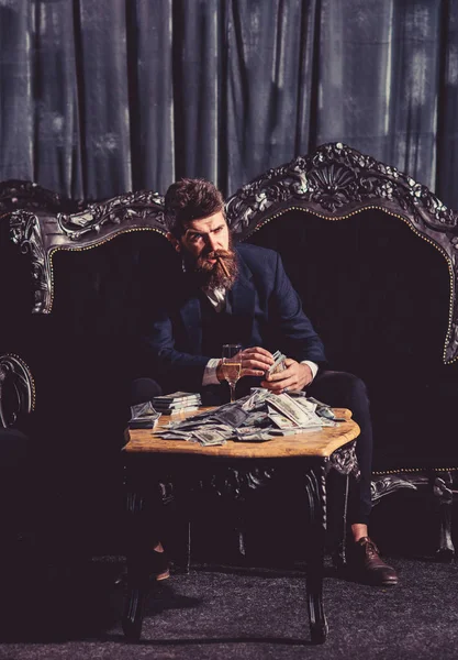 Портрет бородатого чоловіка з грошима на столі запас фото