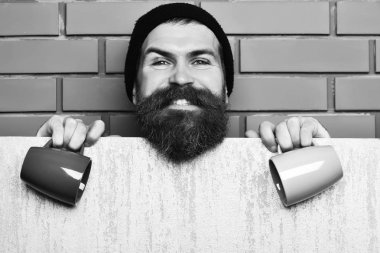 Kâğıt çarşaf ve fincanlarla vahşi beyaz hippi sakallı.